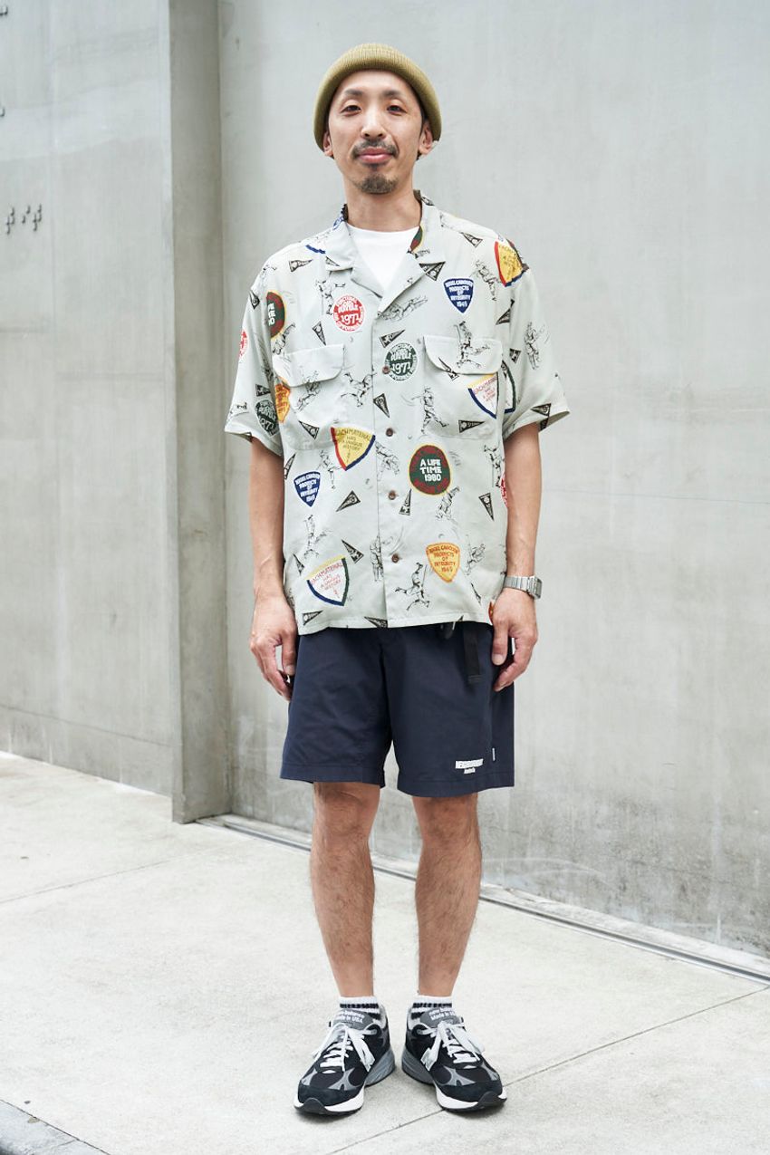 柄シャツ上手たちのパンツは「定番色」だった！街角スナップに見る着こなしの極意 - 6枚目の画像