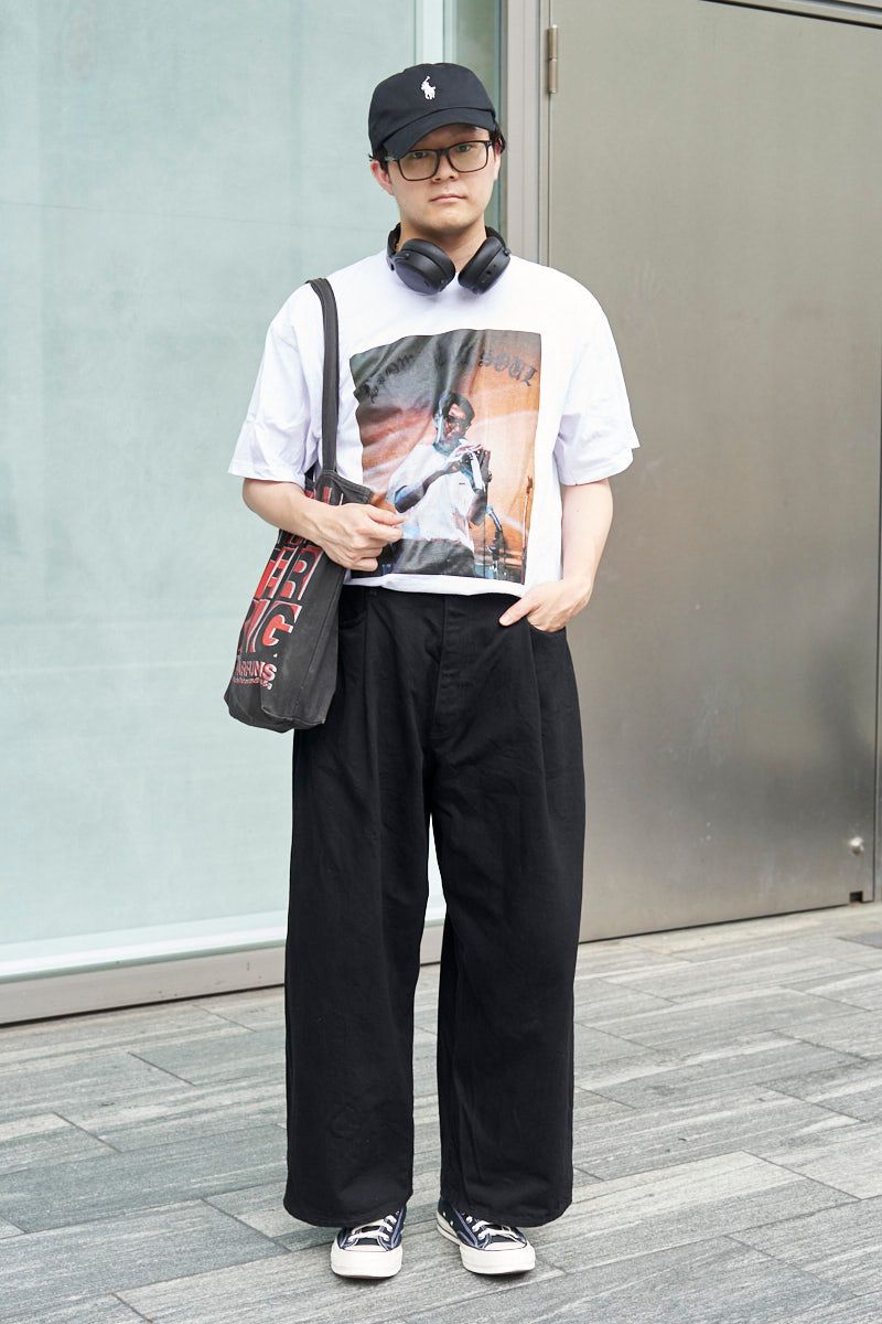 Tシャツ＝古着　デニム＝リーバイス　シューズ＝コンバース　帽子＝ラルフローレン　眼鏡＝トムフォード　バッグ＝コムデギャルソン