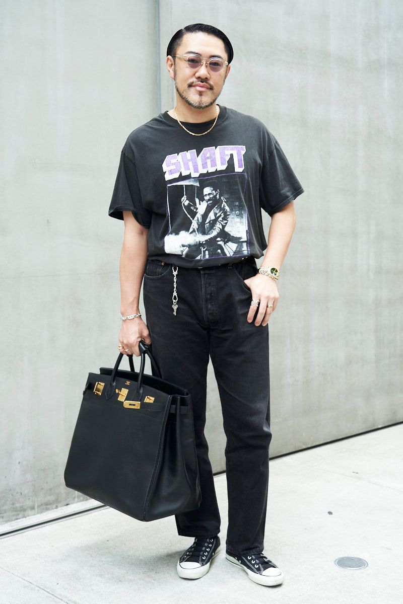 Tシャツ＝古着　デニム＝リーバイス　シューズ＝コンバース　サングラス＝アコニ　バッグ、ネックレス、ブレスレット、リング、ウォレットチェーン＝すべてエルメス　腕時計＝ロレックス　ベルト＝ヴィンテージワークス