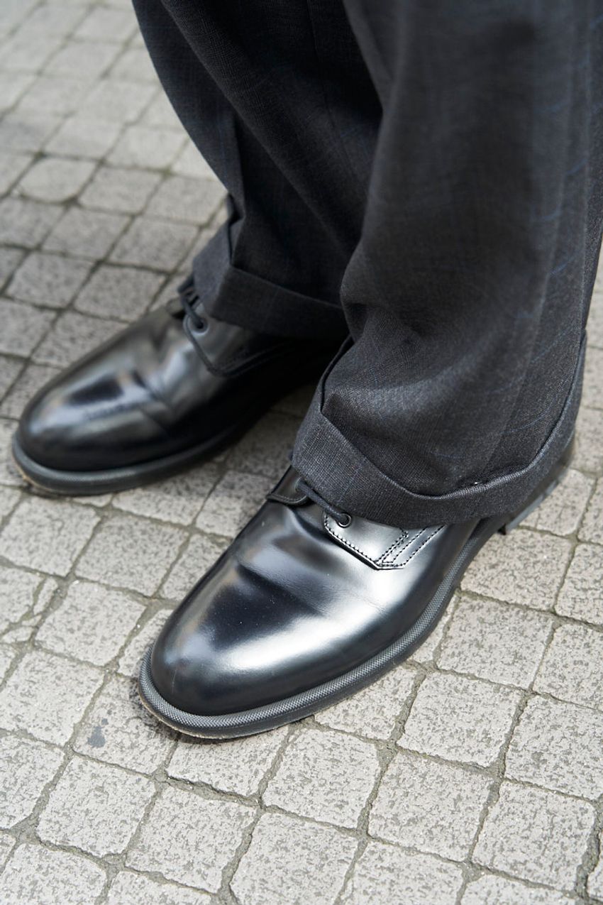 カジュアルコーデは「スラックス×革靴」で格上げを！街の洒落者に学ぶ着こなし術 - 3枚目の画像