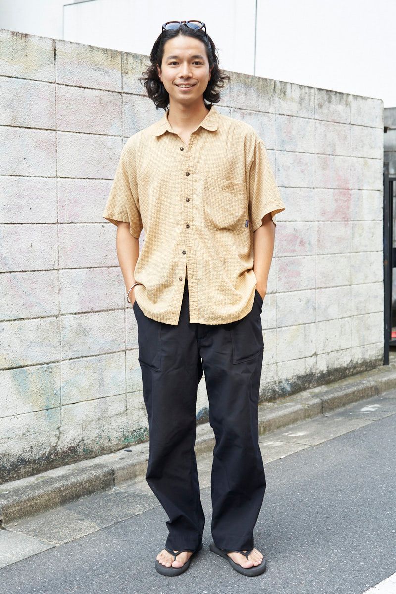 シャツ=パタゴニア カットソー=ジーユー パンツ=フィグベル シューズ=ティゴラ 眼鏡=エイチアンドエム バングル=不明