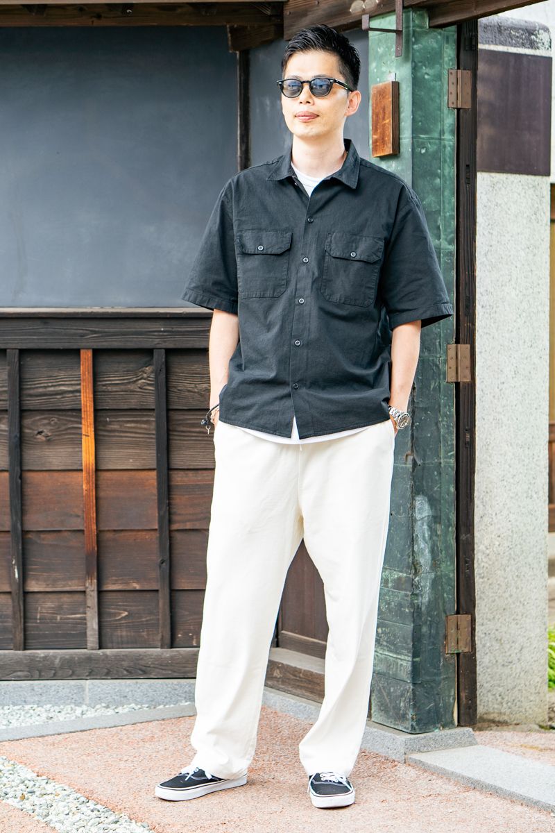 シャツ＝サードパーティー　Tシャツ＝チャンピオン　パンツ＝ロンハーマン　シューズ＝ヴァンズ　眼鏡＝アイヴァン　腕時計＝ロレックス　ブレスレット＝エルメス　ブレスレット2＝ボッテガヴェネタ　リング＝ラットベティ