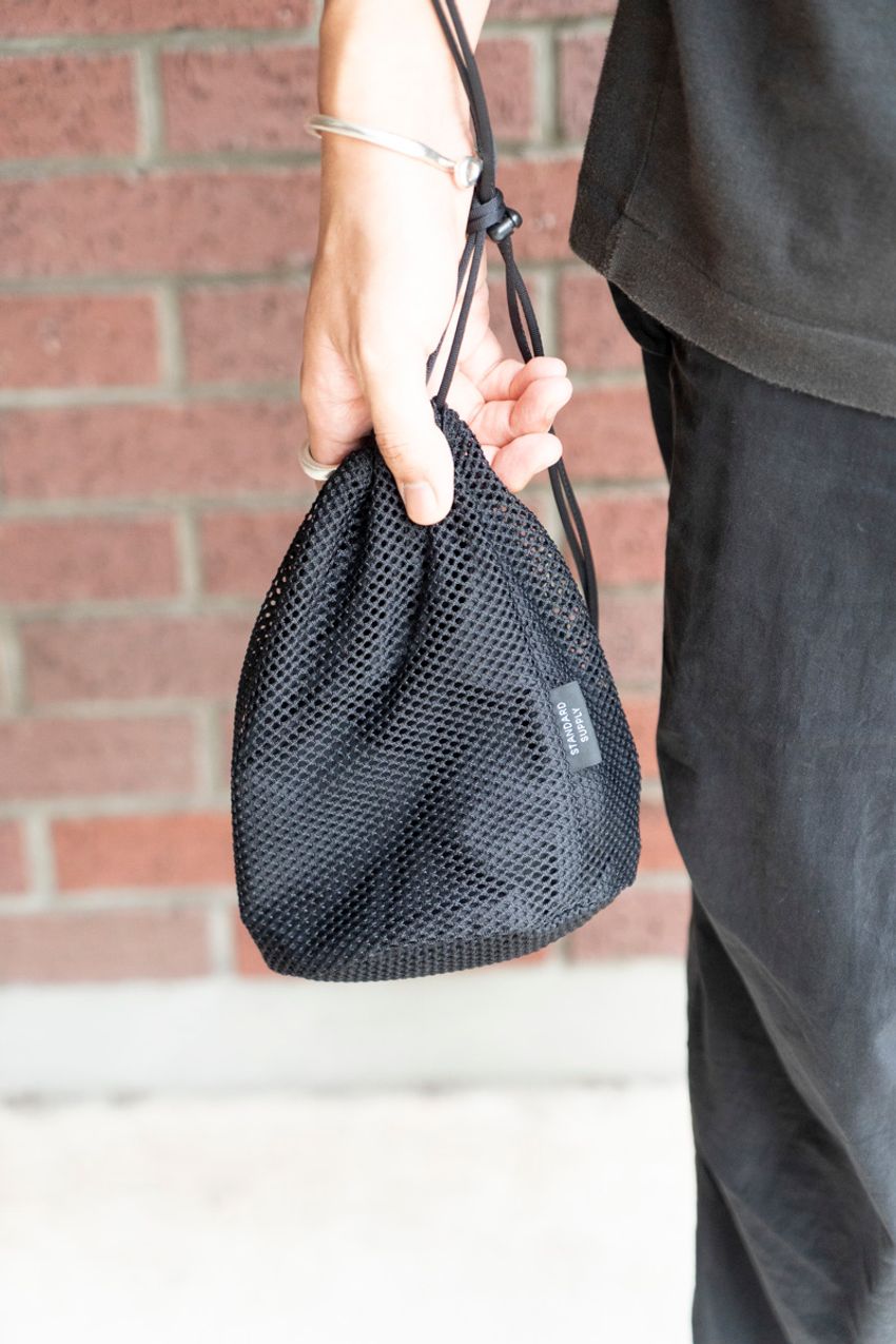 秋の足元はクラークスで！王道の「黒ワラビー」愛用者3名の履きこなし術をスナップで - 6枚目の画像